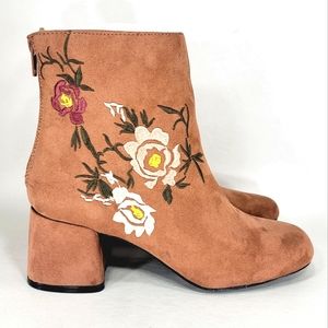 Qupid Zaya Cinnamon Suede, Floral, Chunky Heel, Cowboy Boots. Women's 5.5M